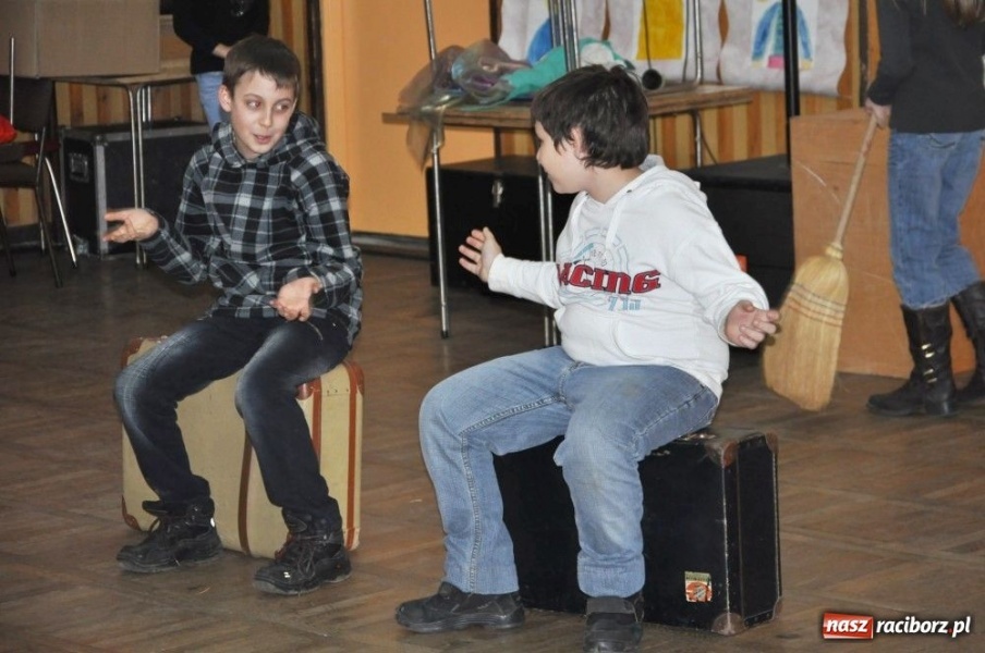 Zdjęcie w galerii na portalu naszraciborz.pl: Wcielili się w role kogutów i słoni... wiadomości z regionu