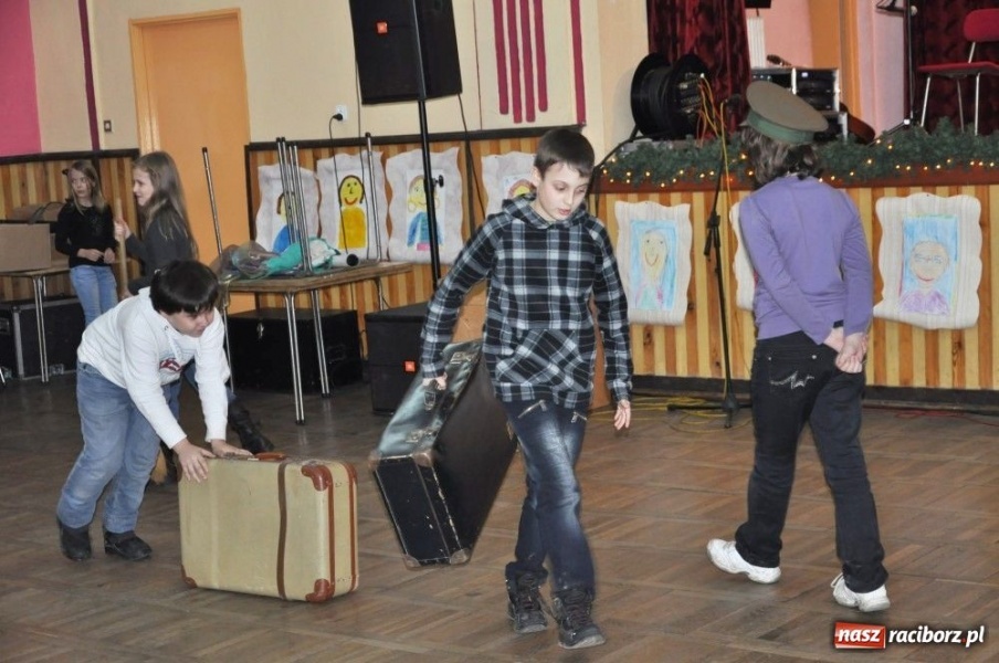 Zdjęcie w galerii na portalu naszraciborz.pl: Wcielili się w role kogutów i słoni... wiadomości z regionu