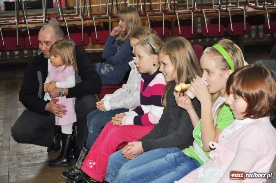 Zdjęcie w galerii na portalu naszraciborz.pl: Wcielili się w role kogutów i słoni... wiadomości z regionu