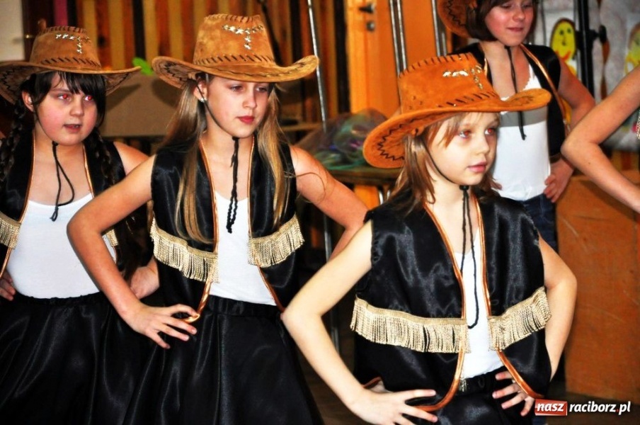 Zdjęcie w galerii na portalu naszraciborz.pl: Wcielili się w role kogutów i słoni... wiadomości z regionu