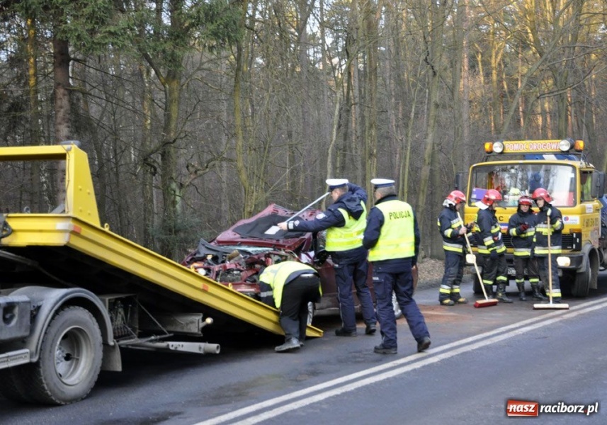 Zdjęcie w galerii na portalu naszraciborz.pl: Czołowe zderzenie w Lesie Kobyla wiadomości z regionu
