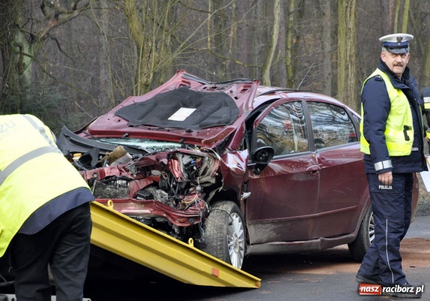 Zdjęcie w galerii na portalu naszraciborz.pl: Czołowe zderzenie w Lesie Kobyla wiadomości z regionu