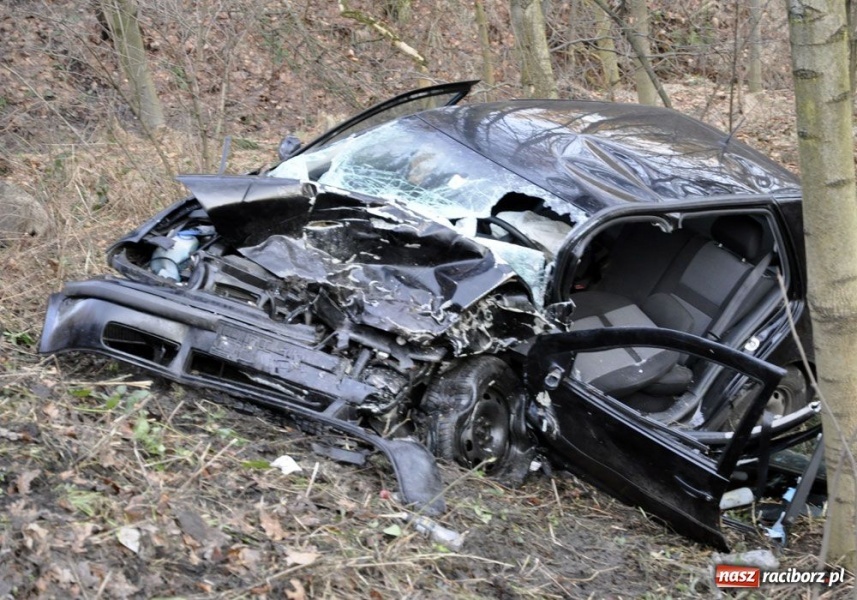 Zdjęcie w galerii na portalu naszraciborz.pl: Czołowe zderzenie w Lesie Kobyla wiadomości z regionu