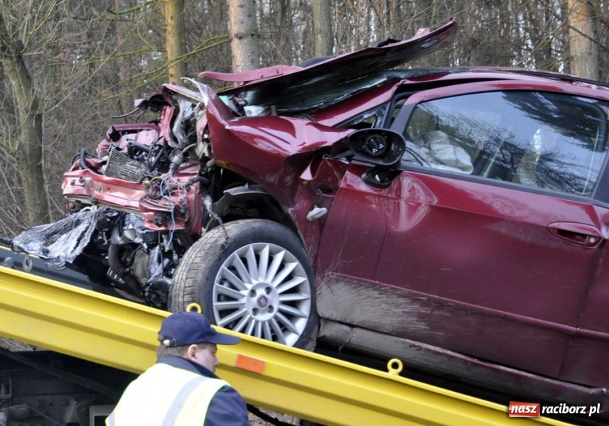 Zdjęcie w galerii na portalu naszraciborz.pl: Czołowe zderzenie w Lesie Kobyla wiadomości z regionu