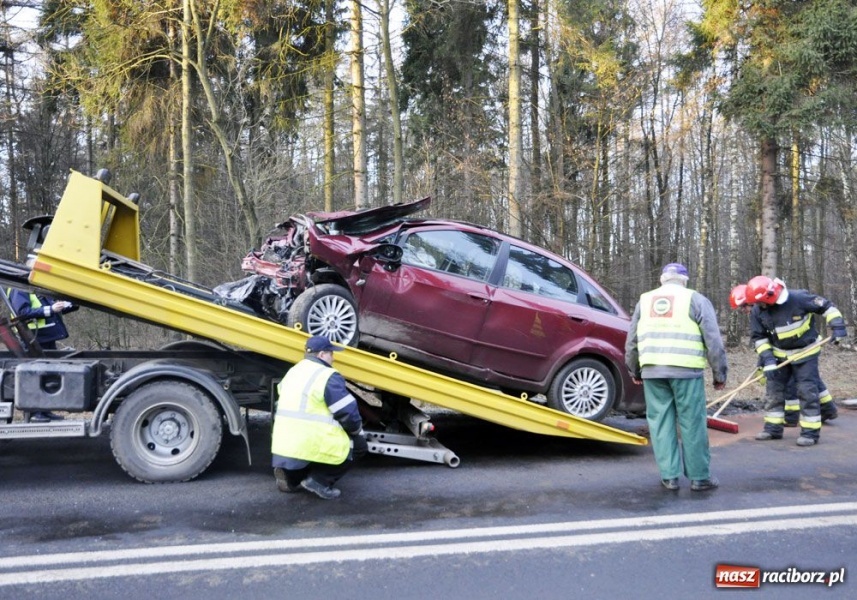 Zdjęcie w galerii na portalu naszraciborz.pl: Czołowe zderzenie w Lesie Kobyla wiadomości z regionu