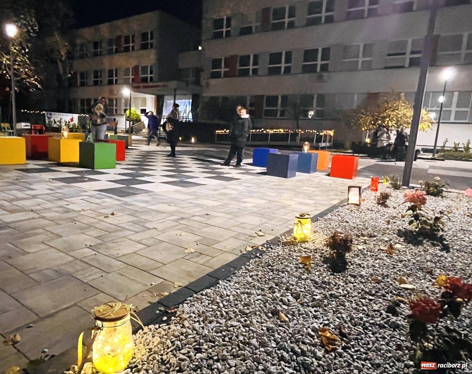 Zdjęcie w galerii na portalu naszraciborz.pl: Tłumy na św. Marcina na Ostrogu. Rozdano pół tysiąca rogalików wiadomości z regionu