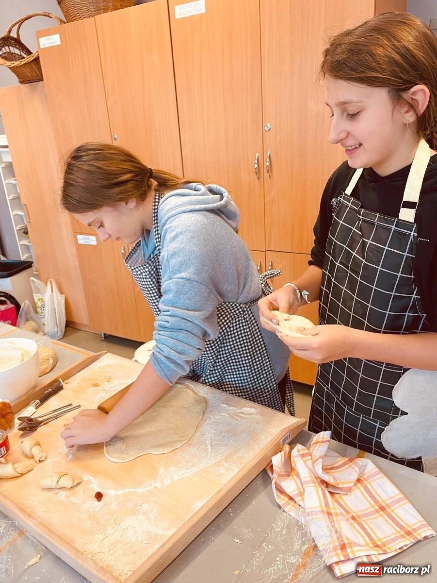 Zdjęcie w galerii na portalu naszraciborz.pl: Tłumy na św. Marcina na Ostrogu. Rozdano pół tysiąca rogalików wiadomości z regionu