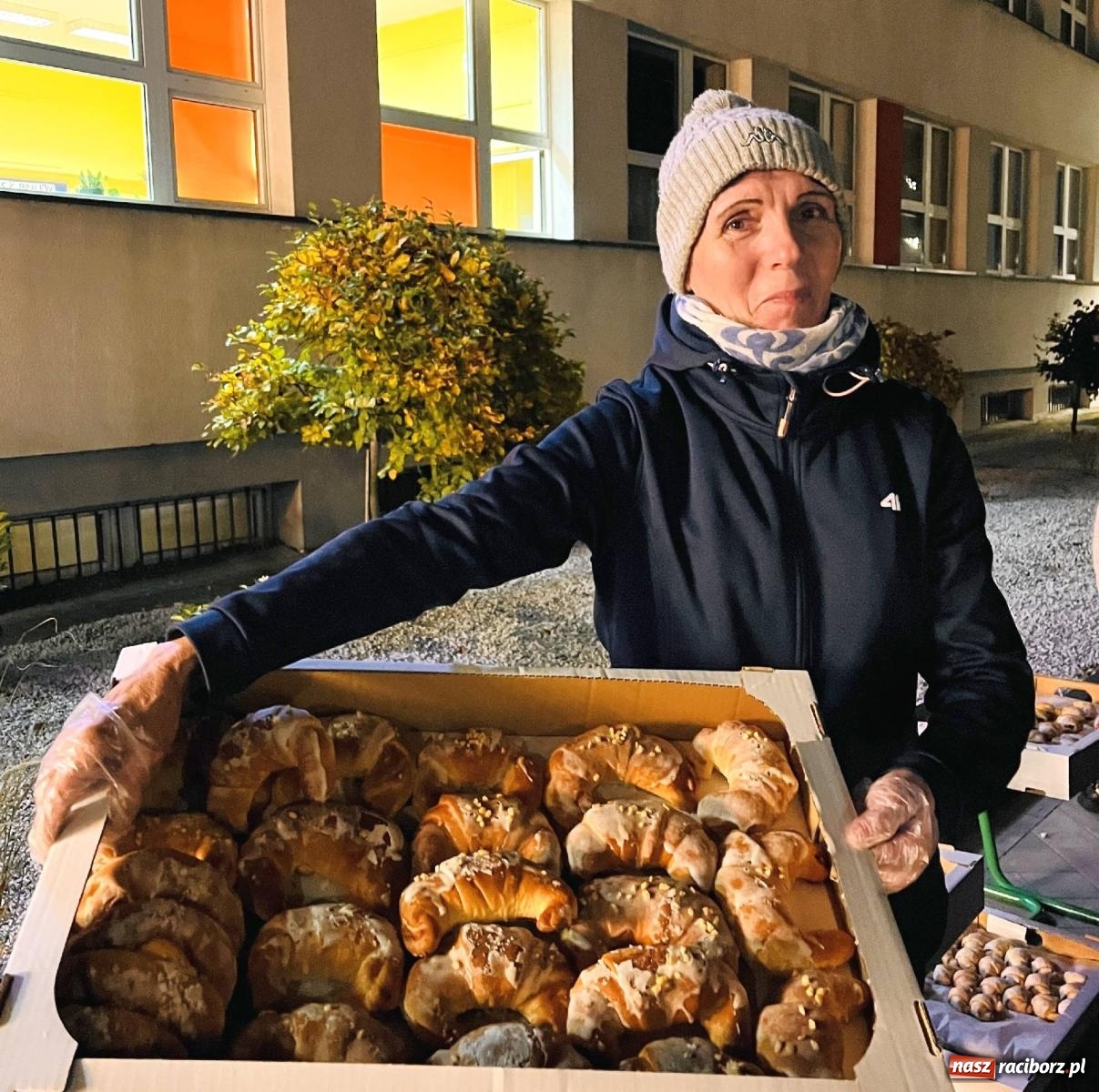 Zdjęcie w galerii na portalu naszraciborz.pl: Tłumy na św. Marcina na Ostrogu. Rozdano pół tysiąca rogalików wiadomości z regionu