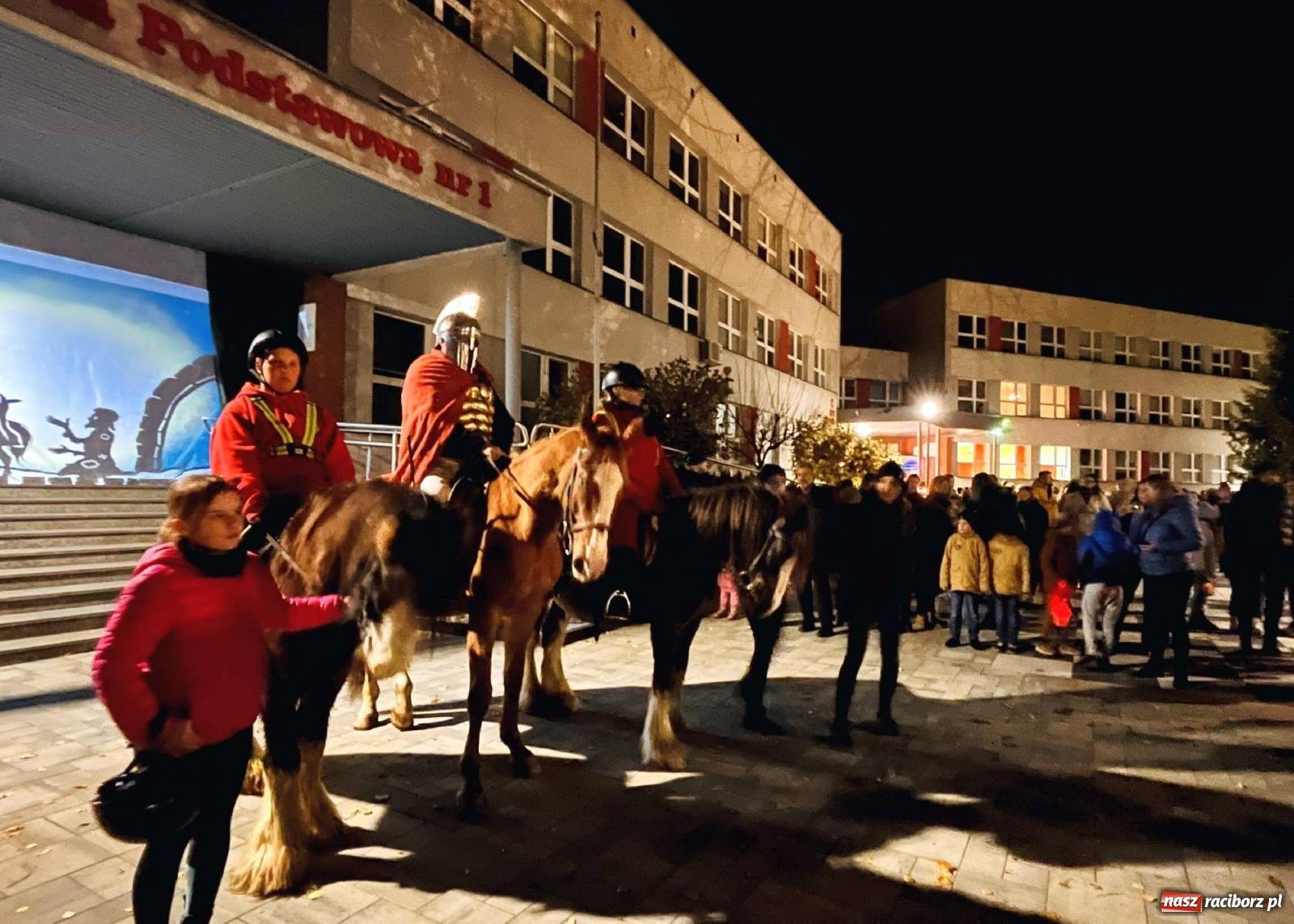 Zdjęcie w galerii na portalu naszraciborz.pl: Tłumy na św. Marcina na Ostrogu. Rozdano pół tysiąca rogalików wiadomości z regionu