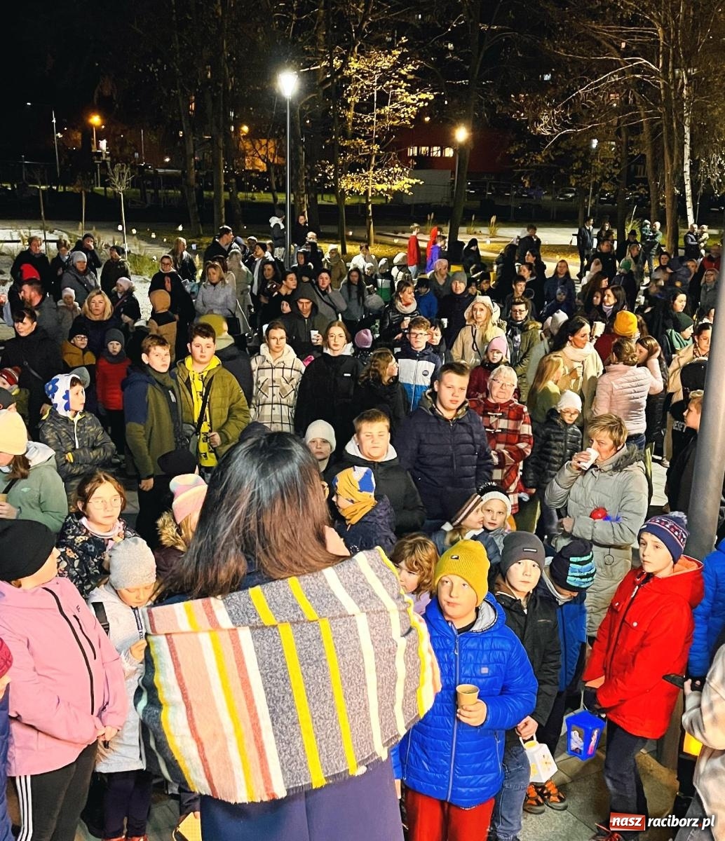 Zdjęcie w galerii na portalu naszraciborz.pl: Tłumy na św. Marcina na Ostrogu. Rozdano pół tysiąca rogalików wiadomości z regionu