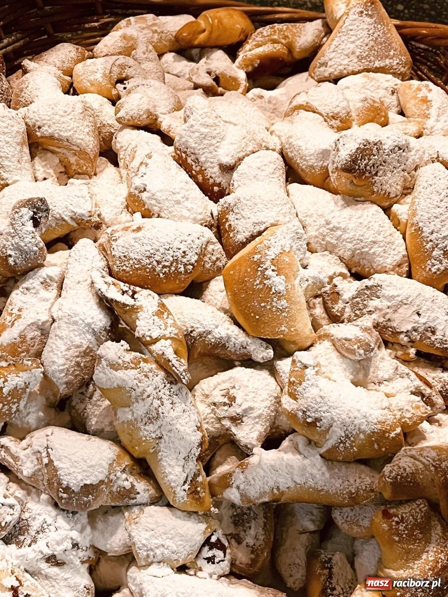 Zdjęcie w galerii na portalu naszraciborz.pl: Tłumy na św. Marcina na Ostrogu. Rozdano pół tysiąca rogalików wiadomości z regionu