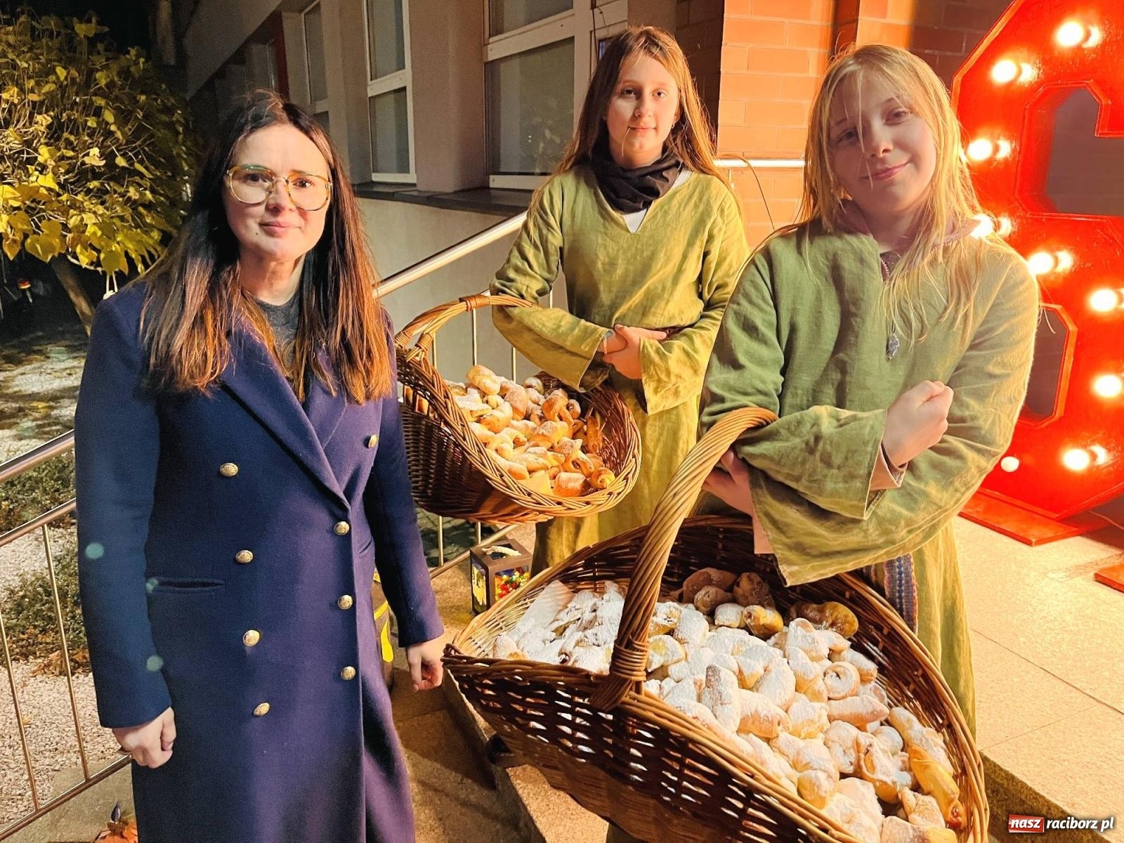 Zdjęcie w galerii na portalu naszraciborz.pl: Tłumy na św. Marcina na Ostrogu. Rozdano pół tysiąca rogalików wiadomości z regionu