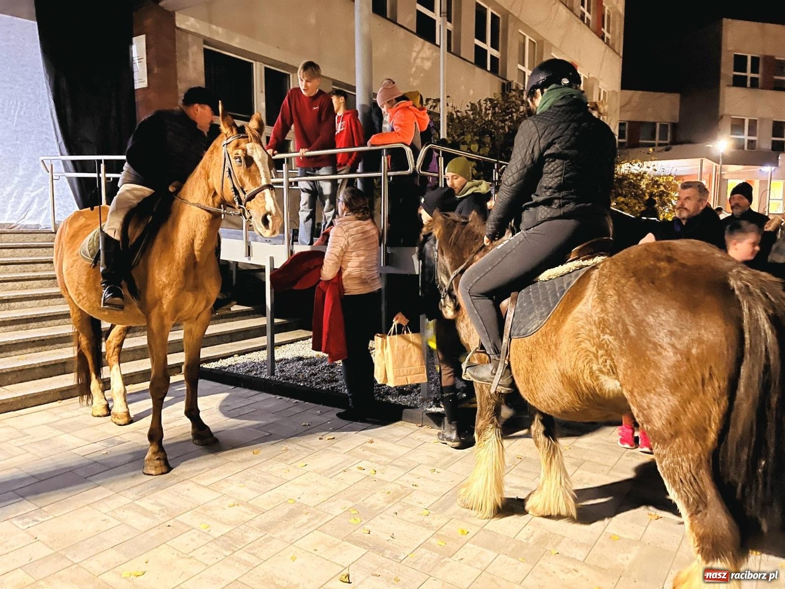 Zdjęcie w galerii na portalu naszraciborz.pl: Tłumy na św. Marcina na Ostrogu. Rozdano pół tysiąca rogalików wiadomości z regionu