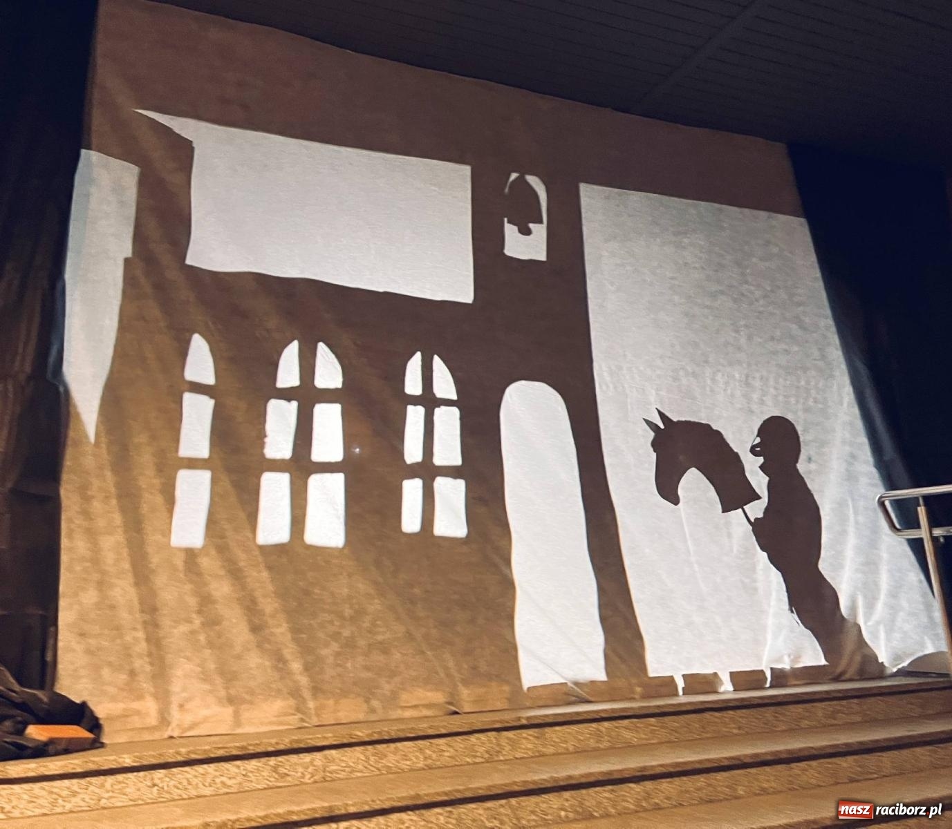 Zdjęcie w galerii na portalu naszraciborz.pl: Tłumy na św. Marcina na Ostrogu. Rozdano pół tysiąca rogalików wiadomości z regionu