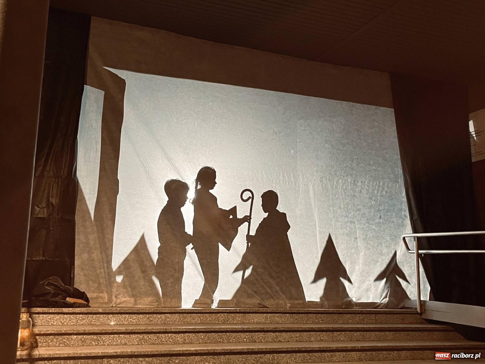 Zdjęcie w galerii na portalu naszraciborz.pl: Tłumy na św. Marcina na Ostrogu. Rozdano pół tysiąca rogalików wiadomości z regionu