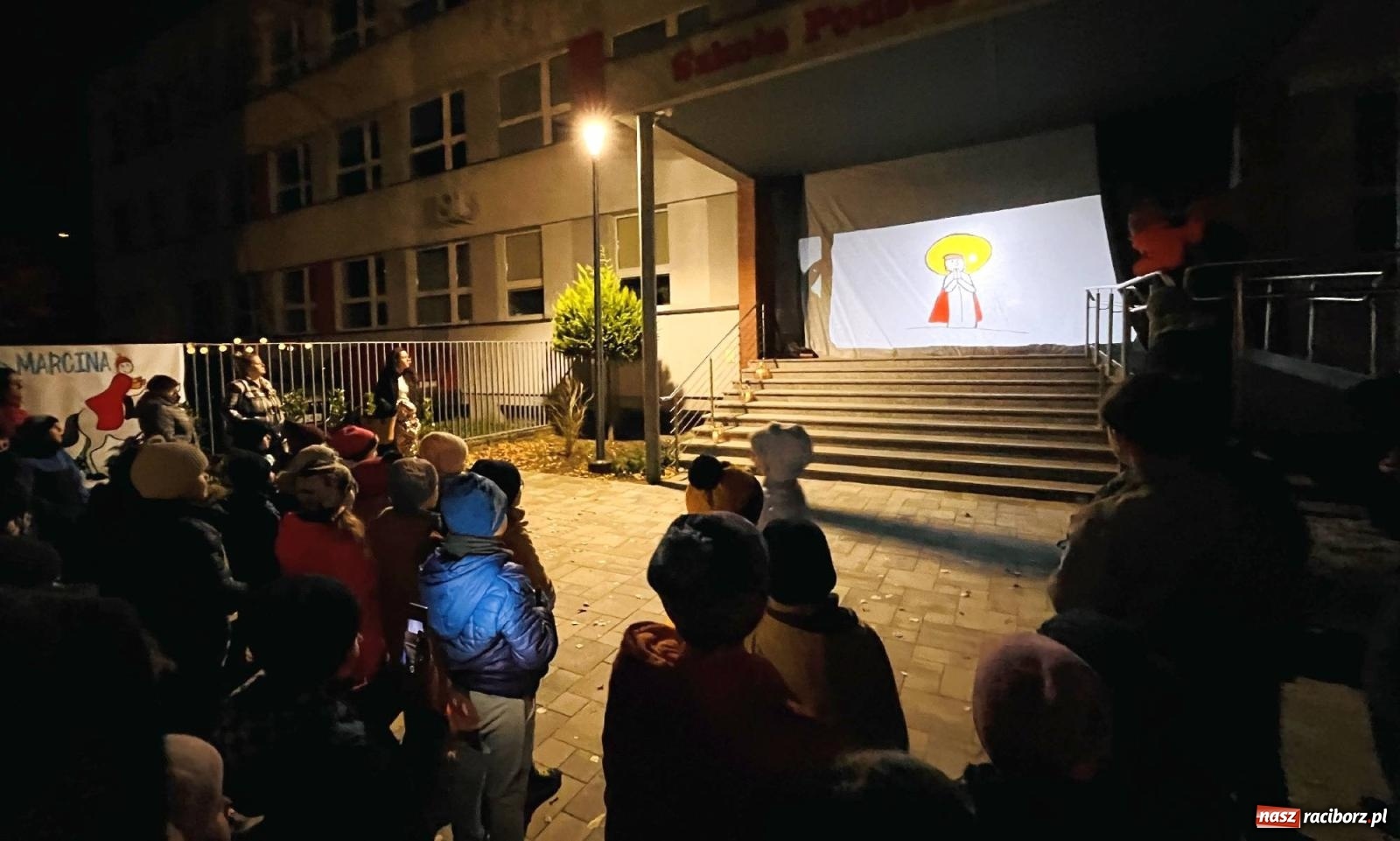Zdjęcie w galerii na portalu naszraciborz.pl: Tłumy na św. Marcina na Ostrogu. Rozdano pół tysiąca rogalików wiadomości z regionu