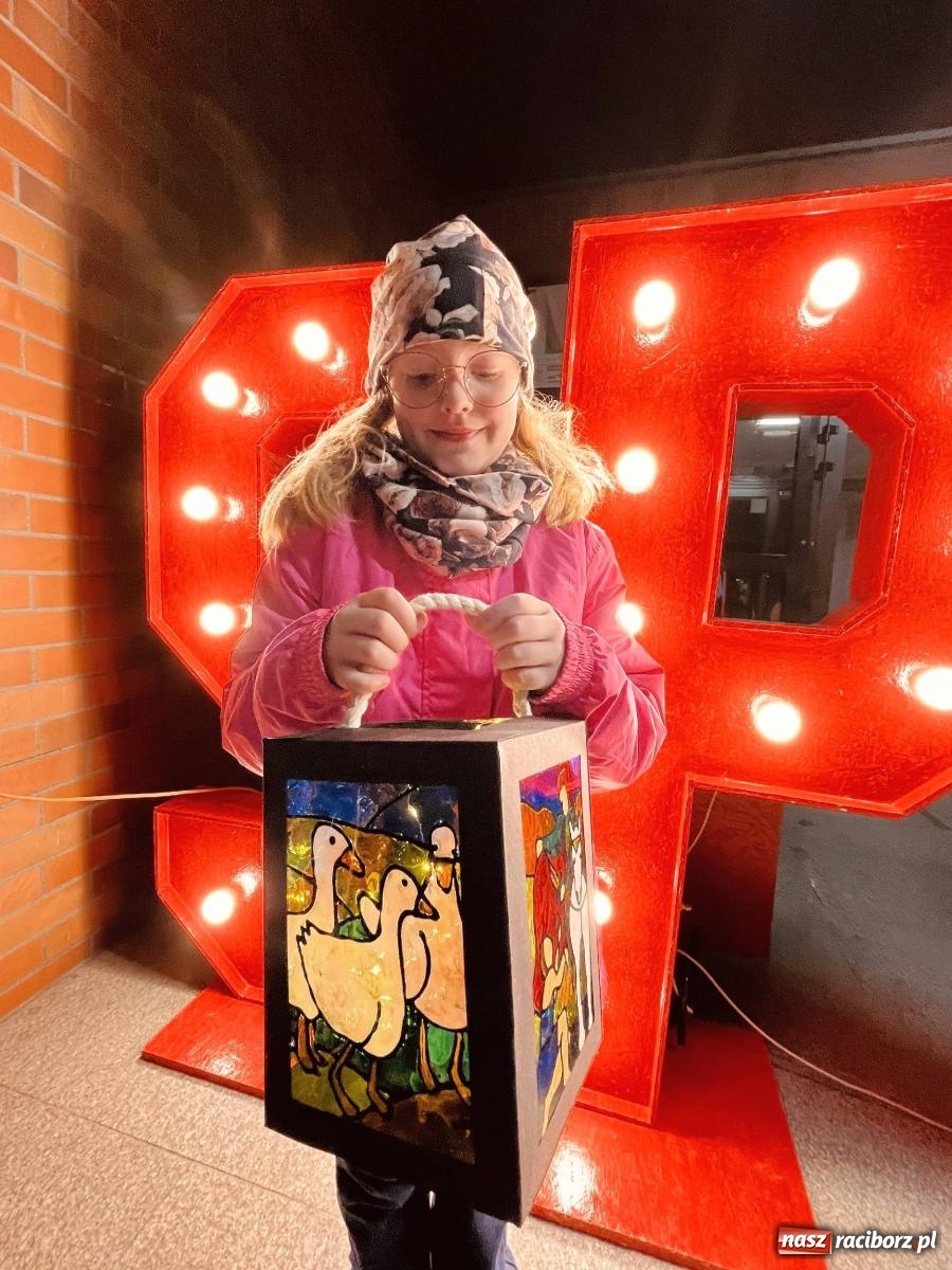 Zdjęcie w galerii na portalu naszraciborz.pl: Tłumy na św. Marcina na Ostrogu. Rozdano pół tysiąca rogalików wiadomości z regionu