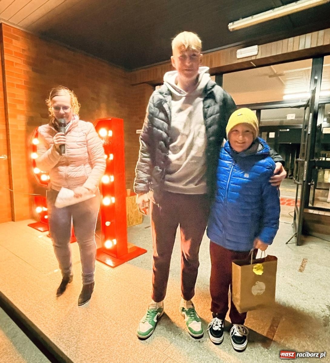 Zdjęcie w galerii na portalu naszraciborz.pl: Tłumy na św. Marcina na Ostrogu. Rozdano pół tysiąca rogalików wiadomości z regionu