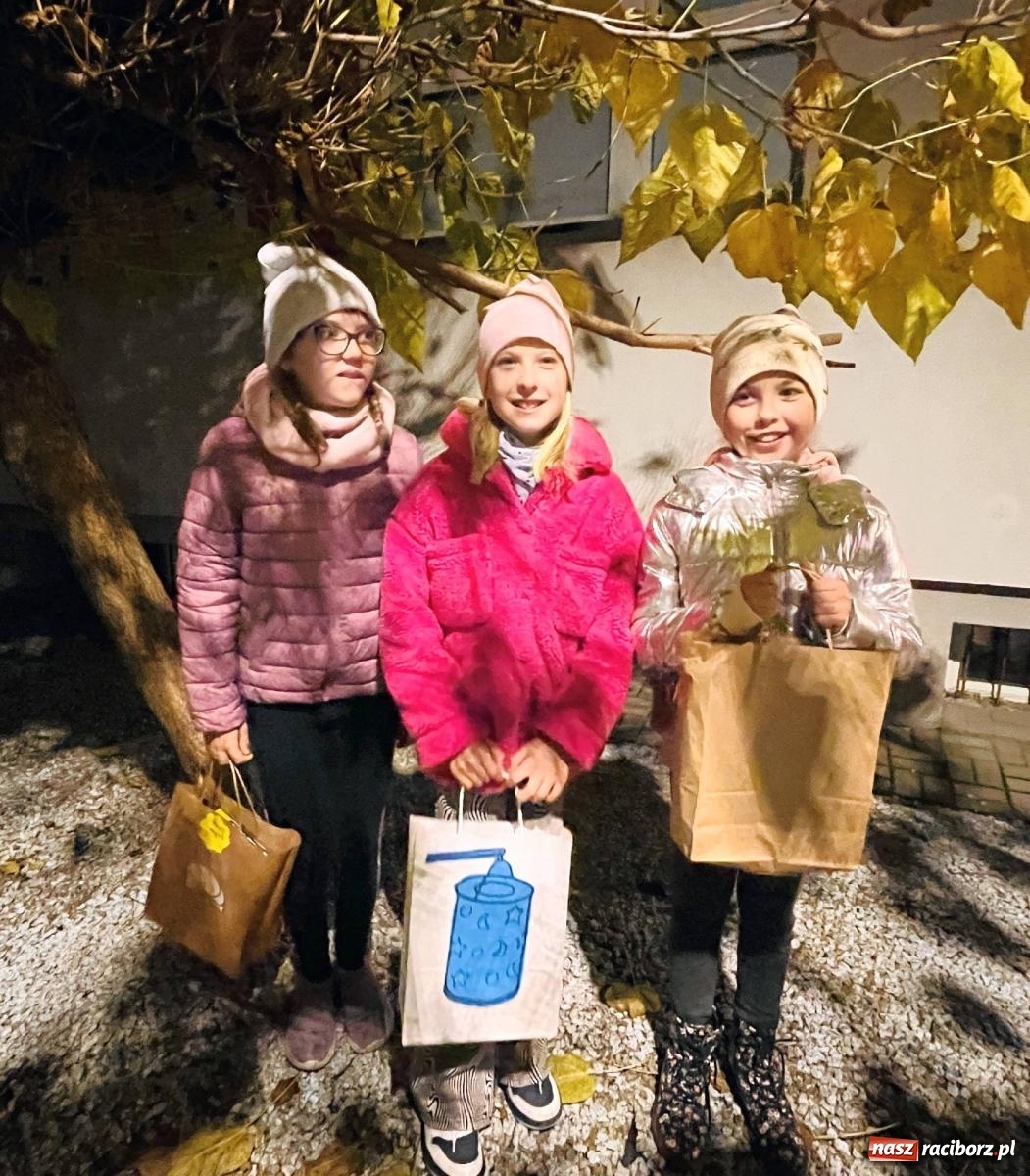 Zdjęcie w galerii na portalu naszraciborz.pl: Tłumy na św. Marcina na Ostrogu. Rozdano pół tysiąca rogalików wiadomości z regionu