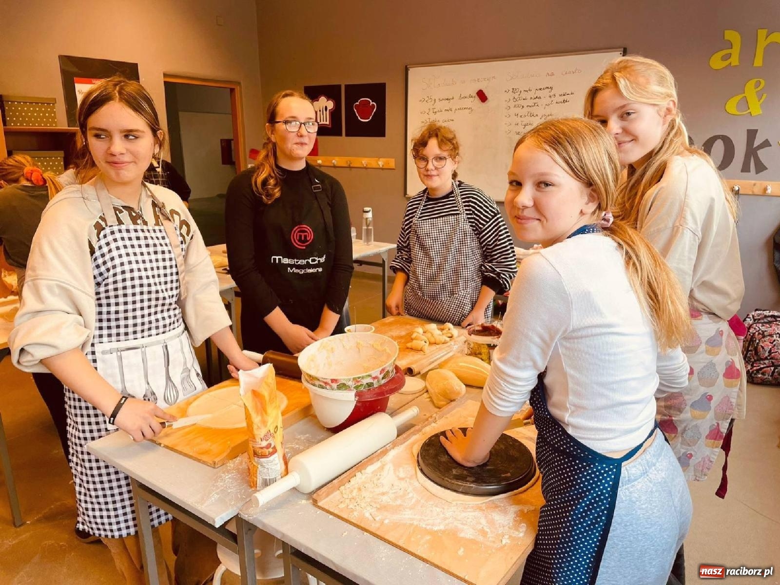 Zdjęcie w galerii na portalu naszraciborz.pl: Tłumy na św. Marcina na Ostrogu. Rozdano pół tysiąca rogalików wiadomości z regionu