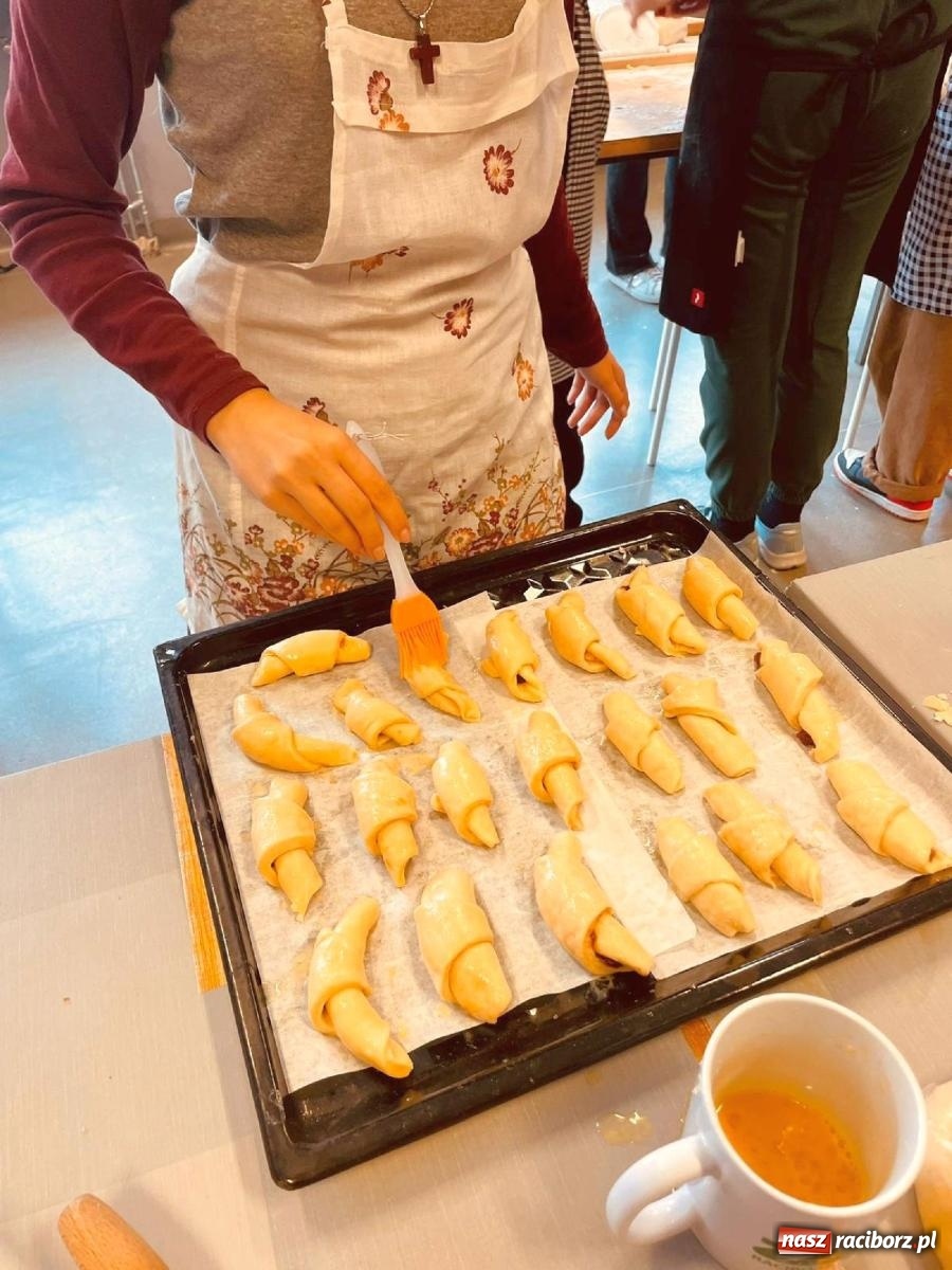 Zdjęcie w galerii na portalu naszraciborz.pl: Tłumy na św. Marcina na Ostrogu. Rozdano pół tysiąca rogalików wiadomości z regionu