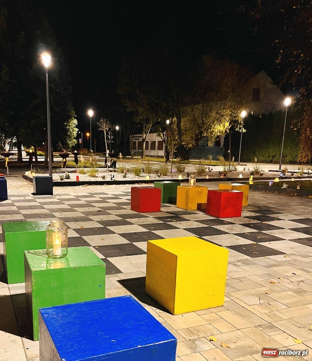 Zdjęcie w galerii na portalu naszraciborz.pl: Tłumy na św. Marcina na Ostrogu. Rozdano pół tysiąca rogalików wiadomości z regionu