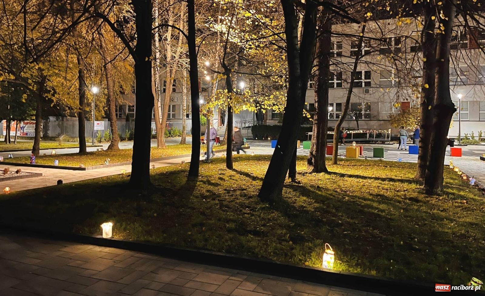 Zdjęcie w galerii na portalu naszraciborz.pl: Tłumy na św. Marcina na Ostrogu. Rozdano pół tysiąca rogalików wiadomości z regionu