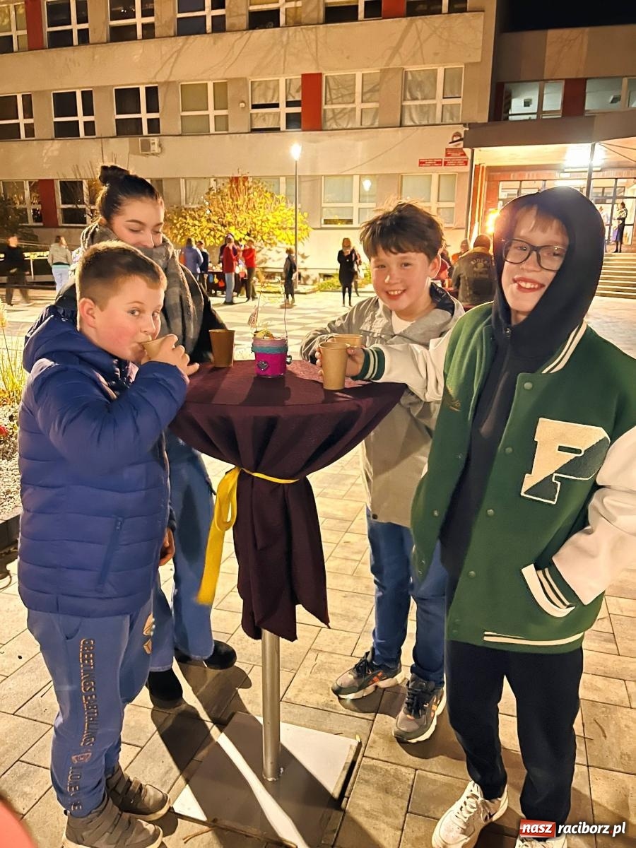 Zdjęcie w galerii na portalu naszraciborz.pl: Tłumy na św. Marcina na Ostrogu. Rozdano pół tysiąca rogalików wiadomości z regionu