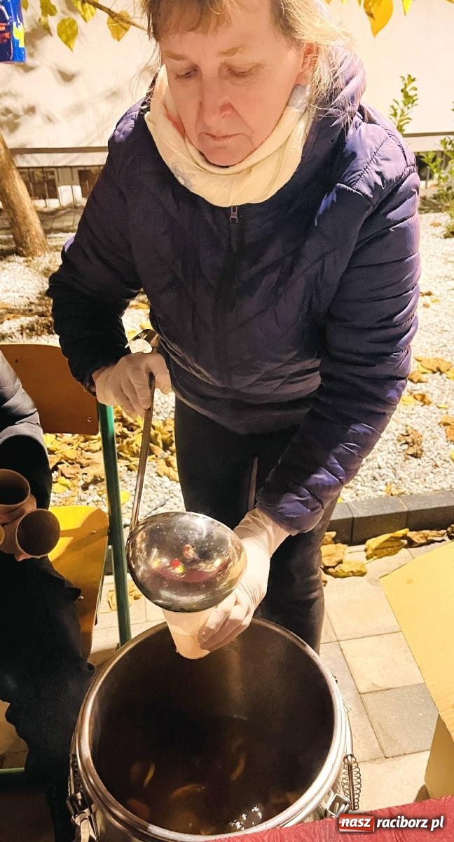 Zdjęcie w galerii na portalu naszraciborz.pl: Tłumy na św. Marcina na Ostrogu. Rozdano pół tysiąca rogalików wiadomości z regionu