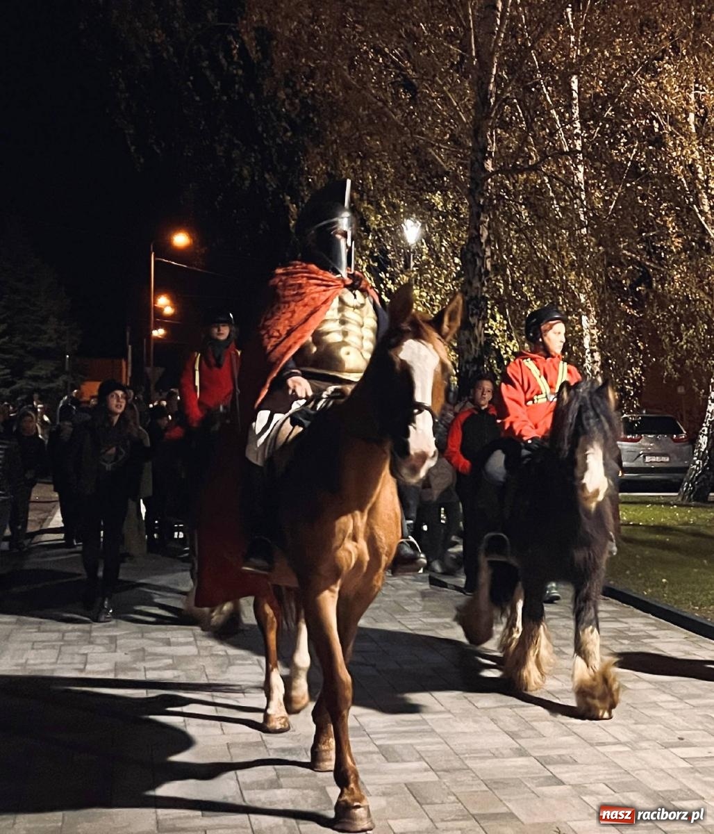 Zdjęcie w galerii na portalu naszraciborz.pl: Tłumy na św. Marcina na Ostrogu. Rozdano pół tysiąca rogalików wiadomości z regionu