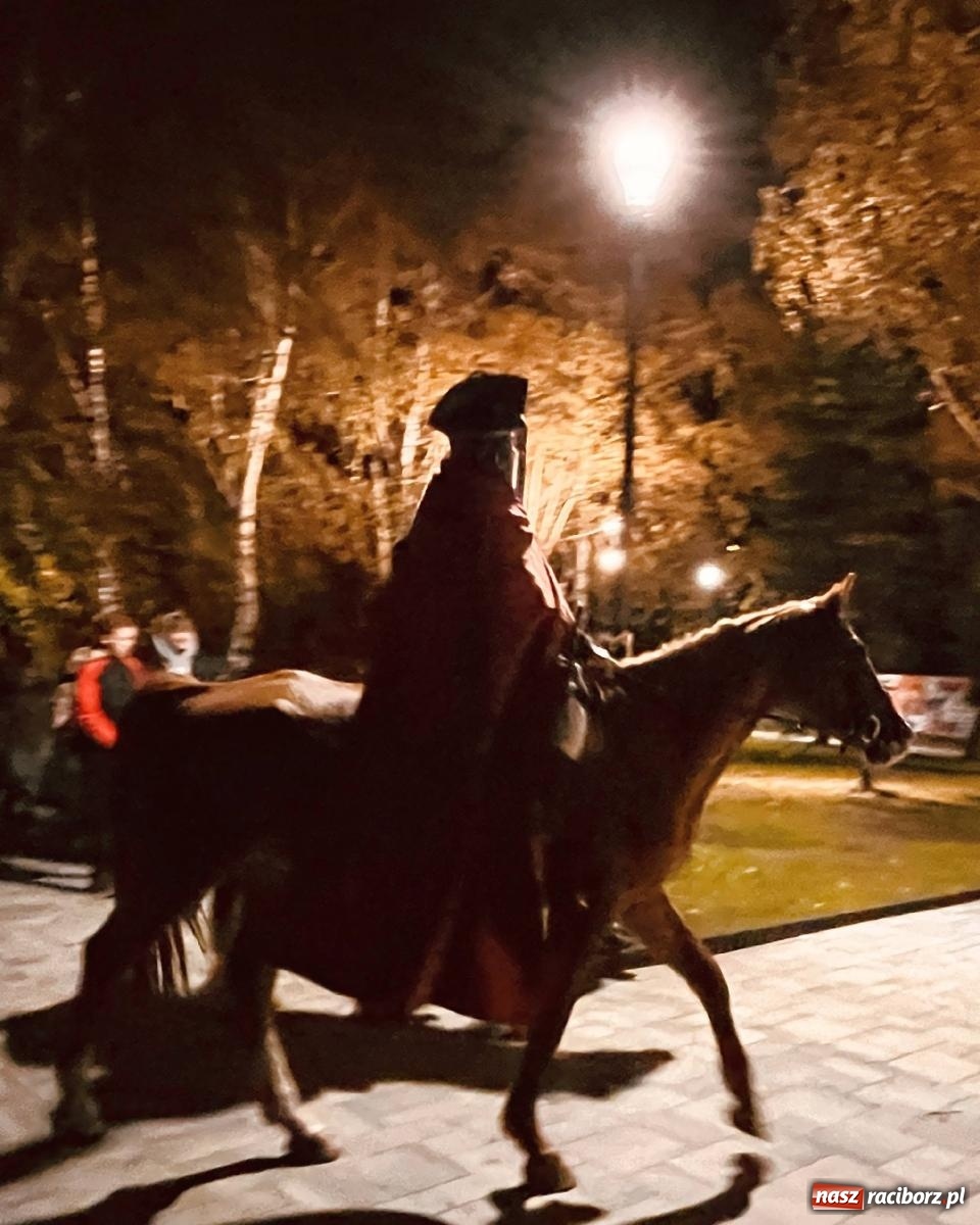 Zdjęcie w galerii na portalu naszraciborz.pl: Tłumy na św. Marcina na Ostrogu. Rozdano pół tysiąca rogalików wiadomości z regionu