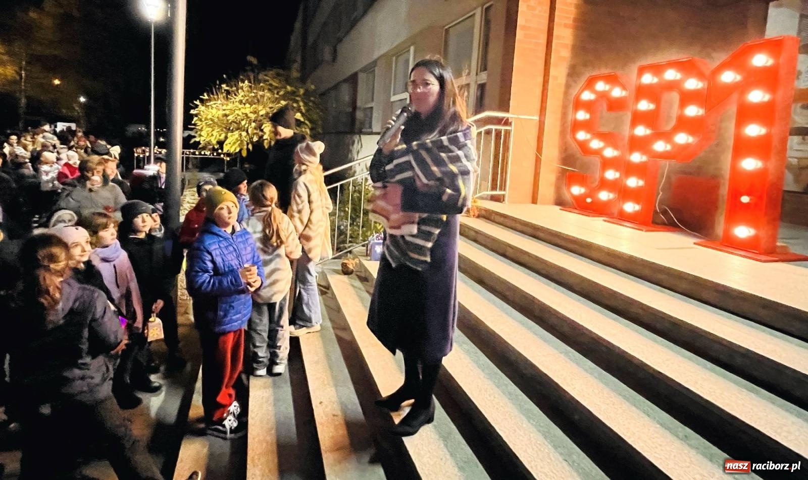 Zdjęcie w galerii na portalu naszraciborz.pl: Tłumy na św. Marcina na Ostrogu. Rozdano pół tysiąca rogalików wiadomości z regionu