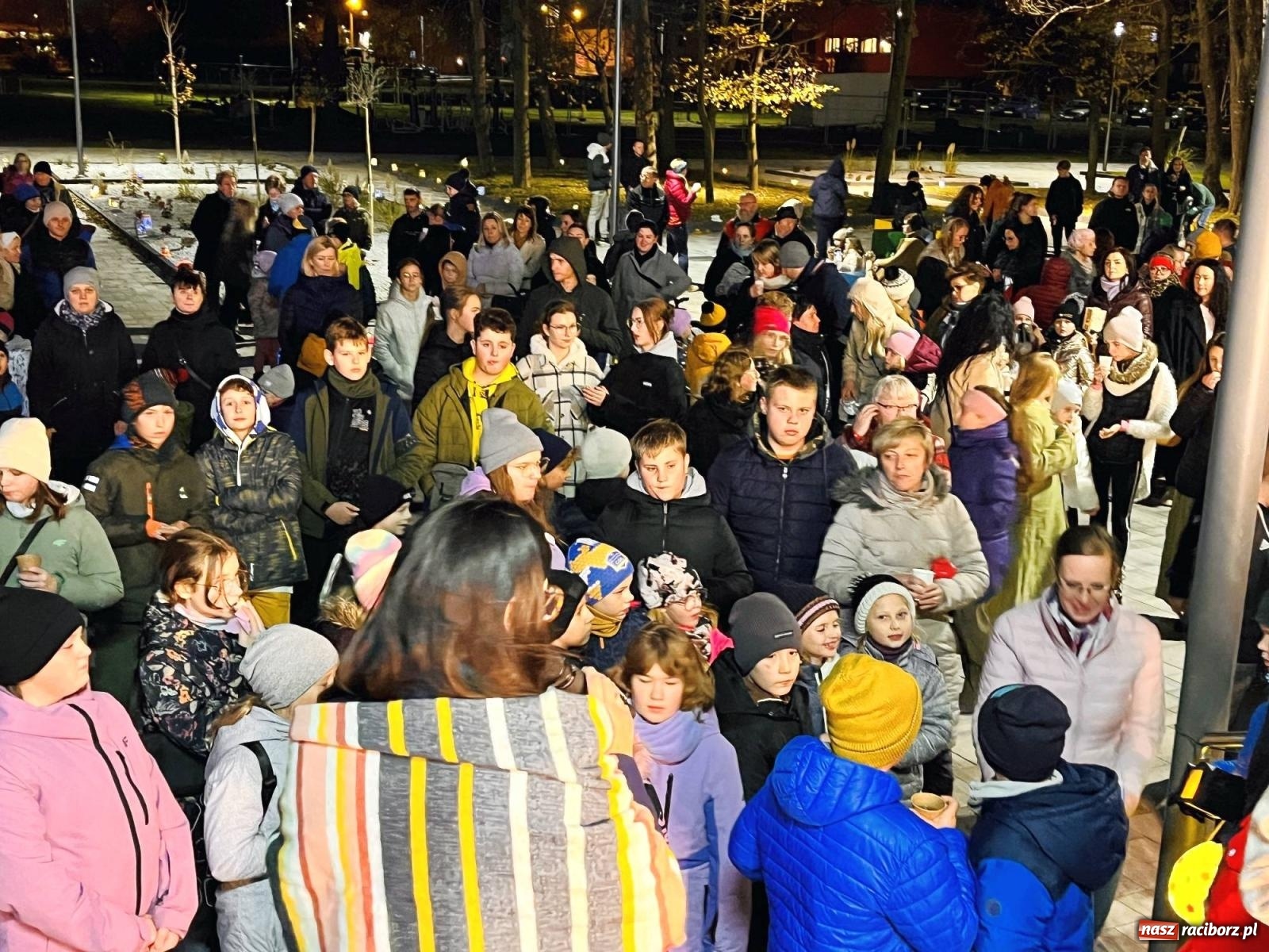 Zdjęcie w galerii na portalu naszraciborz.pl: Tłumy na św. Marcina na Ostrogu. Rozdano pół tysiąca rogalików wiadomości z regionu