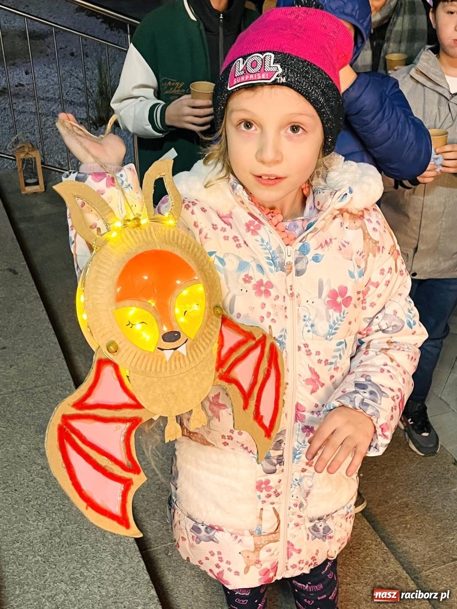 Zdjęcie w galerii na portalu naszraciborz.pl: Tłumy na św. Marcina na Ostrogu. Rozdano pół tysiąca rogalików wiadomości z regionu