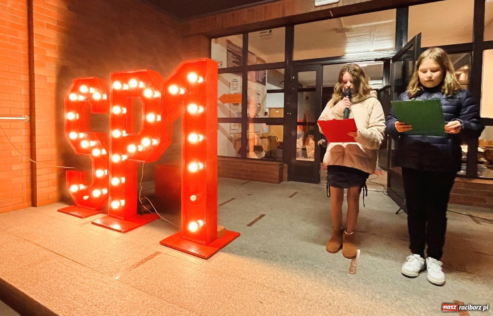 Zdjęcie w galerii na portalu naszraciborz.pl: Tłumy na św. Marcina na Ostrogu. Rozdano pół tysiąca rogalików wiadomości z regionu