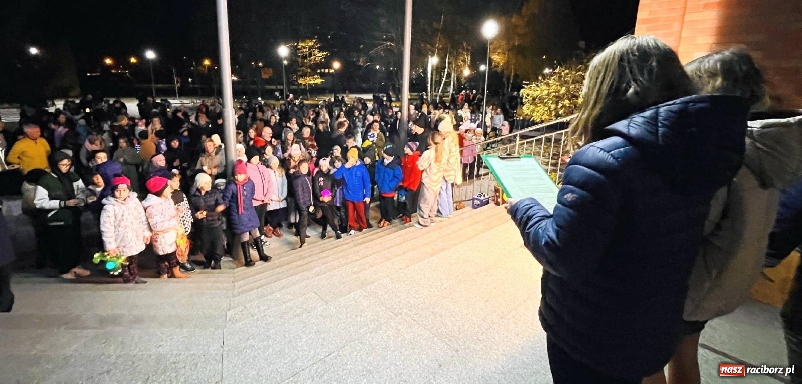 Zdjęcie w galerii na portalu naszraciborz.pl: Tłumy na św. Marcina na Ostrogu. Rozdano pół tysiąca rogalików wiadomości z regionu