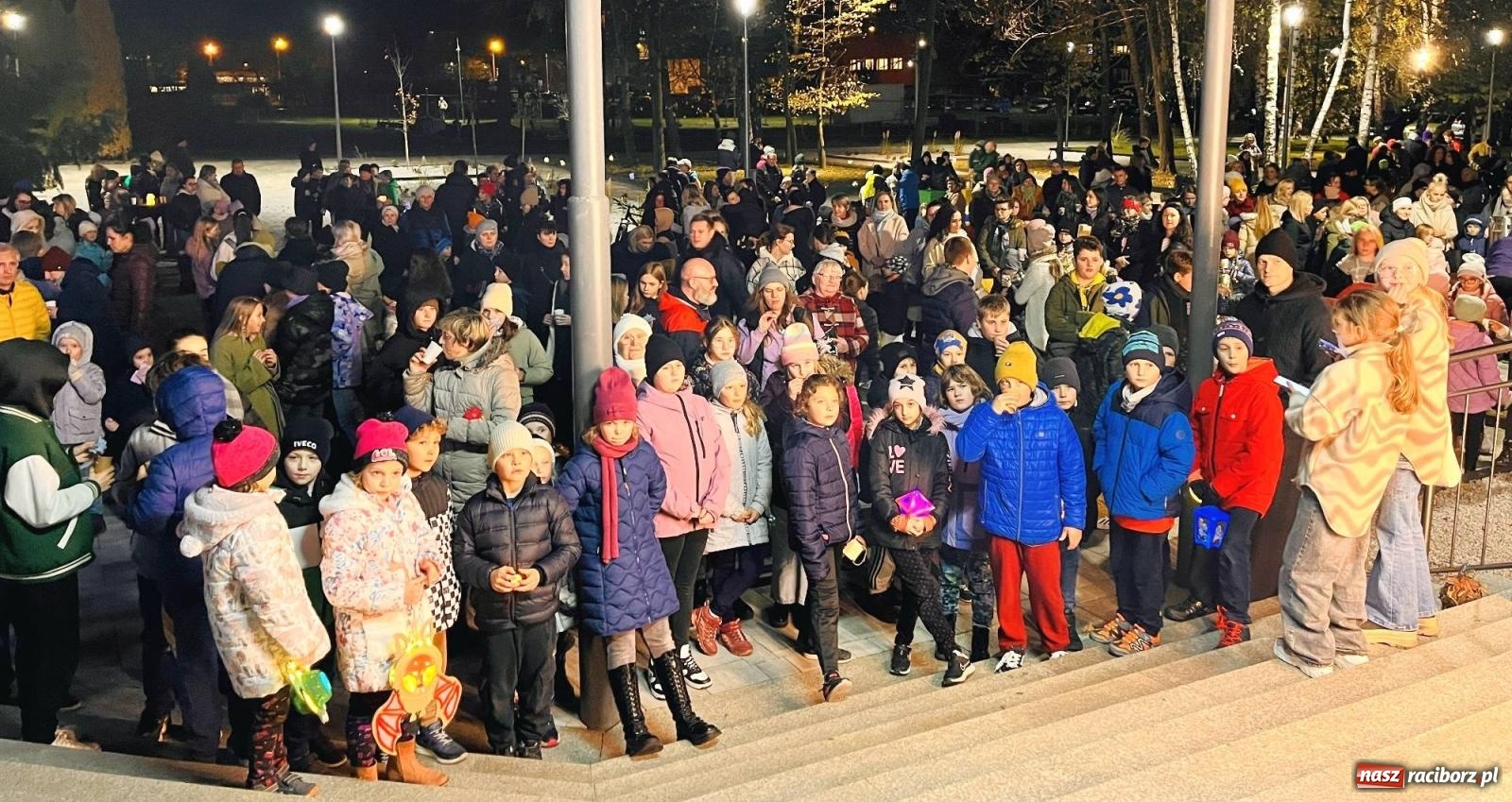 Zdjęcie w galerii na portalu naszraciborz.pl: Tłumy na św. Marcina na Ostrogu. Rozdano pół tysiąca rogalików wiadomości z regionu