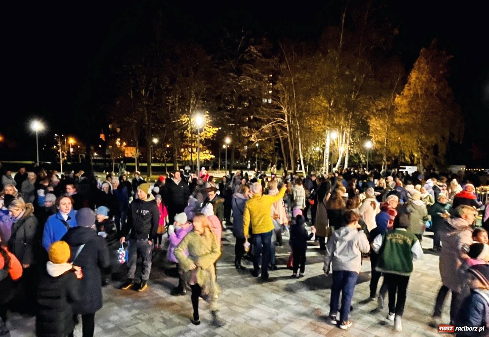 Zdjęcie w galerii na portalu naszraciborz.pl: Tłumy na św. Marcina na Ostrogu. Rozdano pół tysiąca rogalików wiadomości z regionu