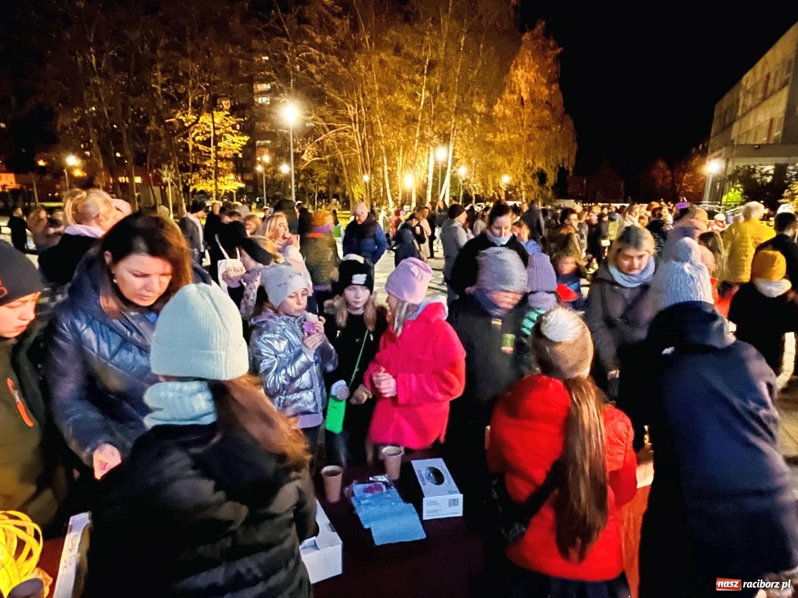 Zdjęcie w galerii na portalu naszraciborz.pl: Tłumy na św. Marcina na Ostrogu. Rozdano pół tysiąca rogalików wiadomości z regionu