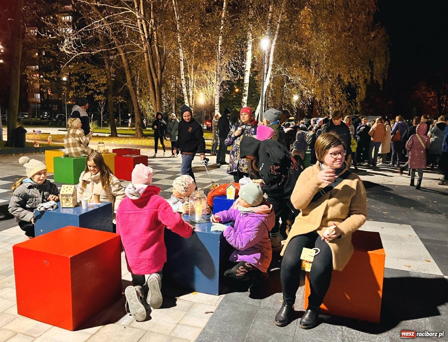 Zdjęcie w galerii na portalu naszraciborz.pl: Tłumy na św. Marcina na Ostrogu. Rozdano pół tysiąca rogalików wiadomości z regionu