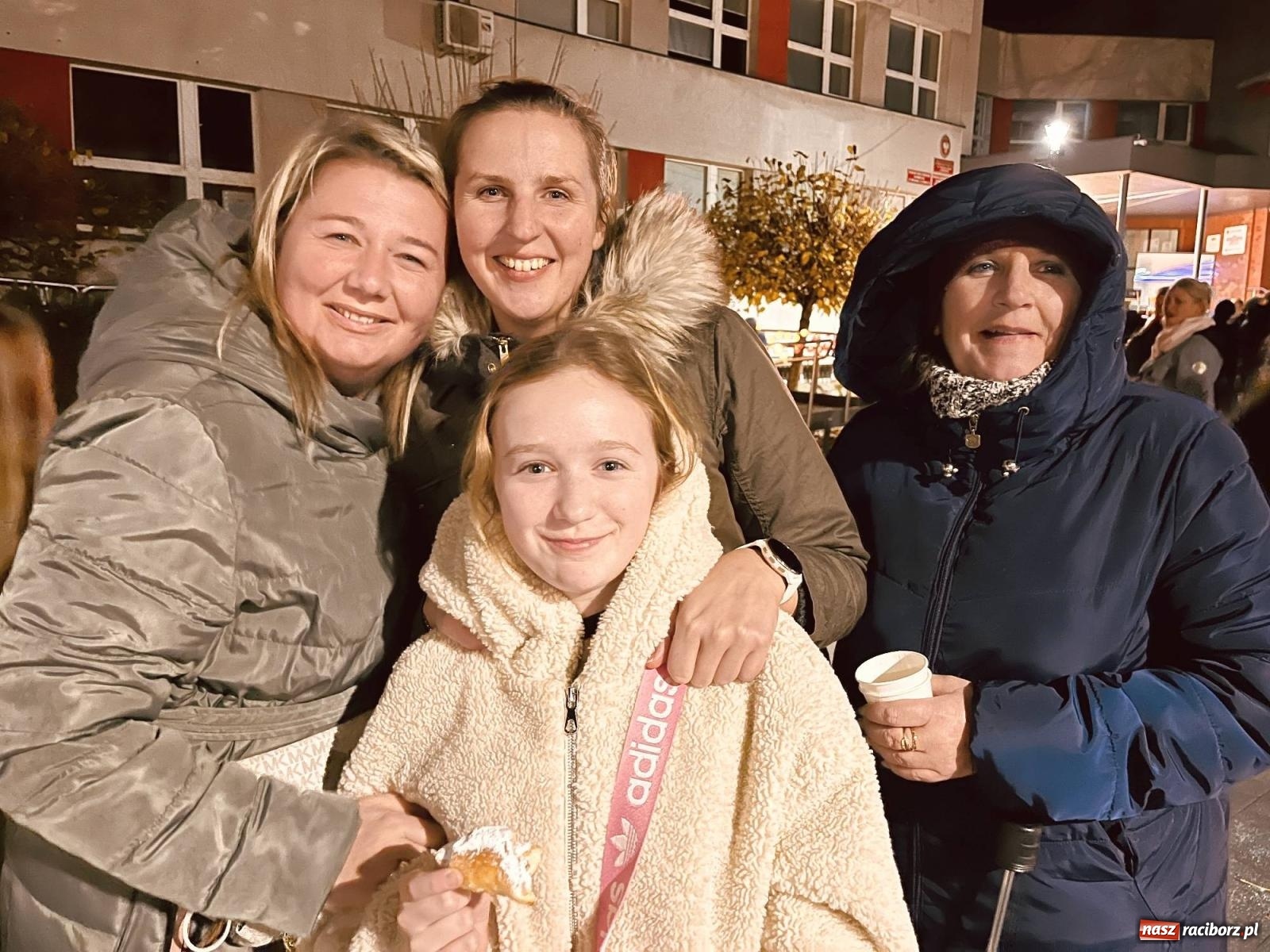 Zdjęcie w galerii na portalu naszraciborz.pl: Tłumy na św. Marcina na Ostrogu. Rozdano pół tysiąca rogalików wiadomości z regionu
