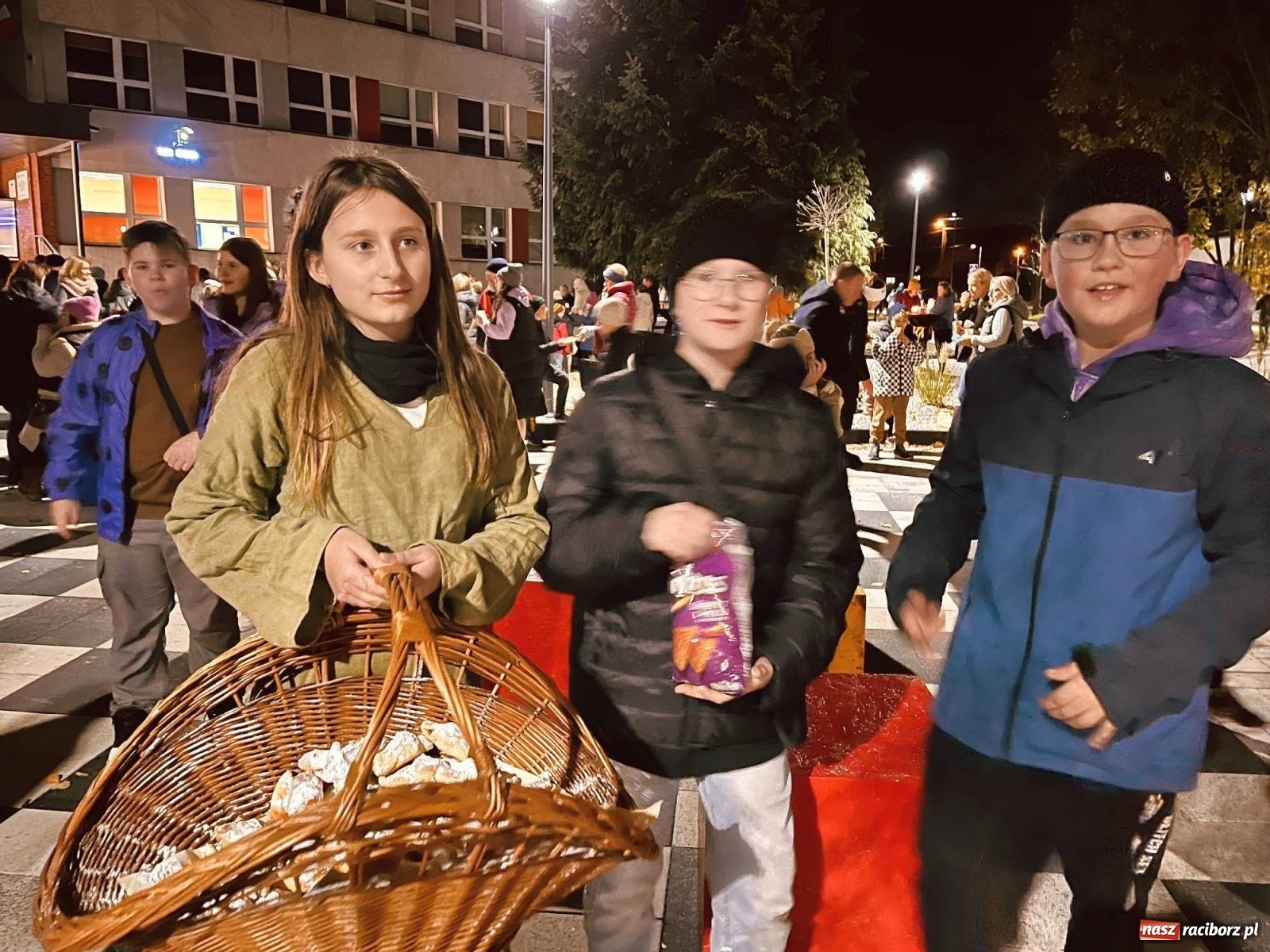 Zdjęcie w galerii na portalu naszraciborz.pl: Tłumy na św. Marcina na Ostrogu. Rozdano pół tysiąca rogalików wiadomości z regionu