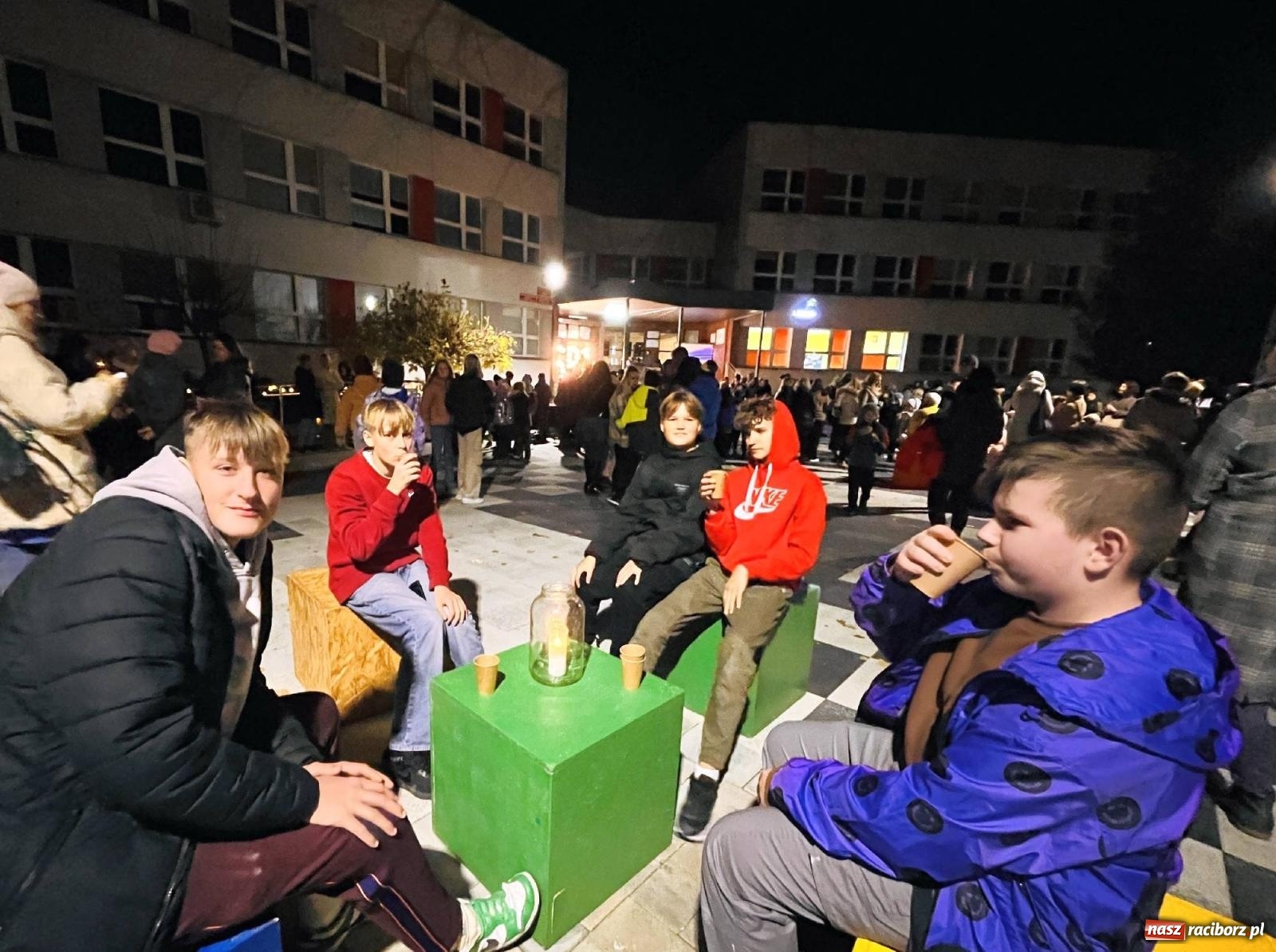 Zdjęcie w galerii na portalu naszraciborz.pl: Tłumy na św. Marcina na Ostrogu. Rozdano pół tysiąca rogalików wiadomości z regionu