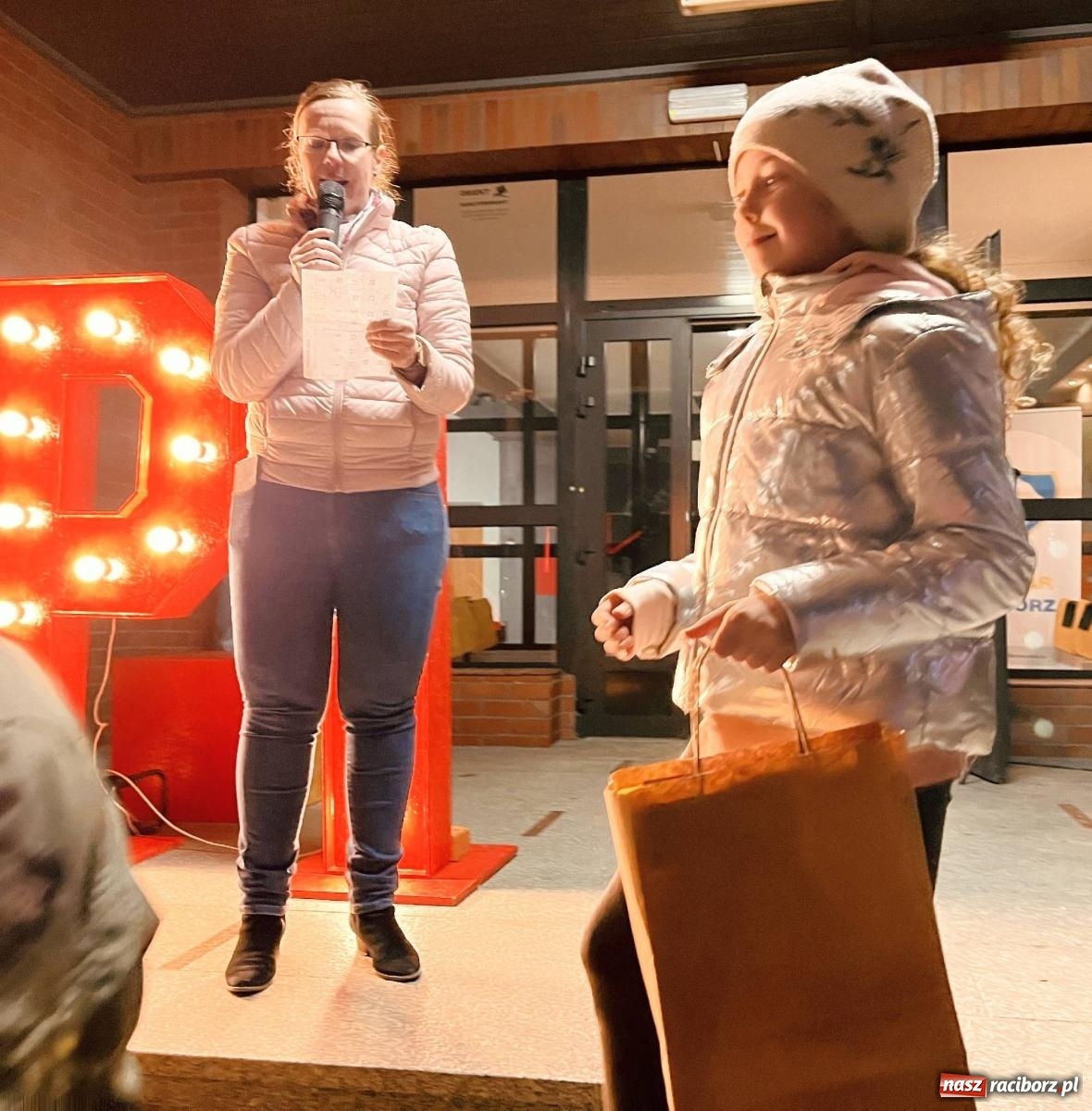 Zdjęcie w galerii na portalu naszraciborz.pl: Tłumy na św. Marcina na Ostrogu. Rozdano pół tysiąca rogalików wiadomości z regionu