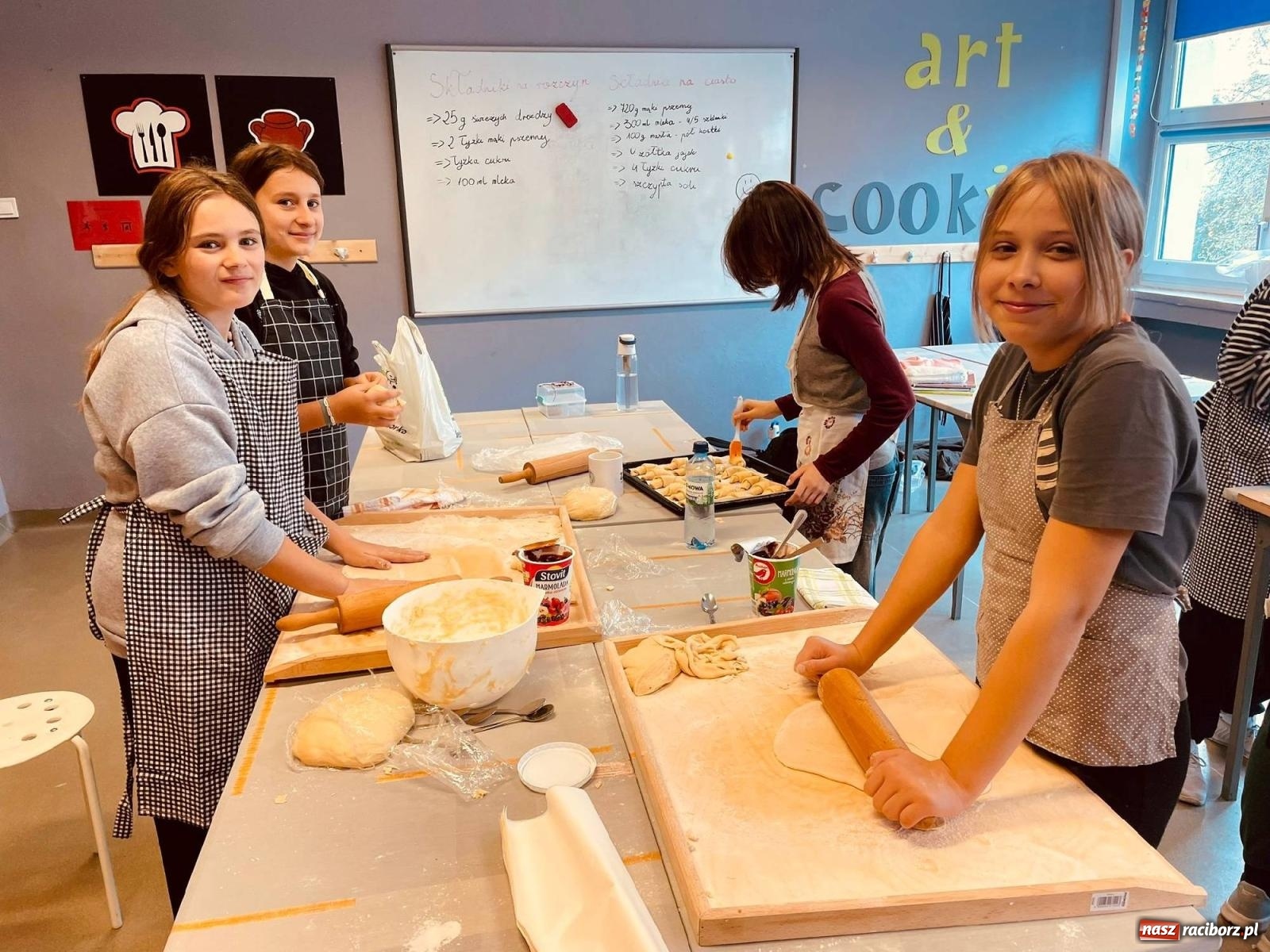 Zdjęcie w galerii na portalu naszraciborz.pl: Tłumy na św. Marcina na Ostrogu. Rozdano pół tysiąca rogalików wiadomości z regionu