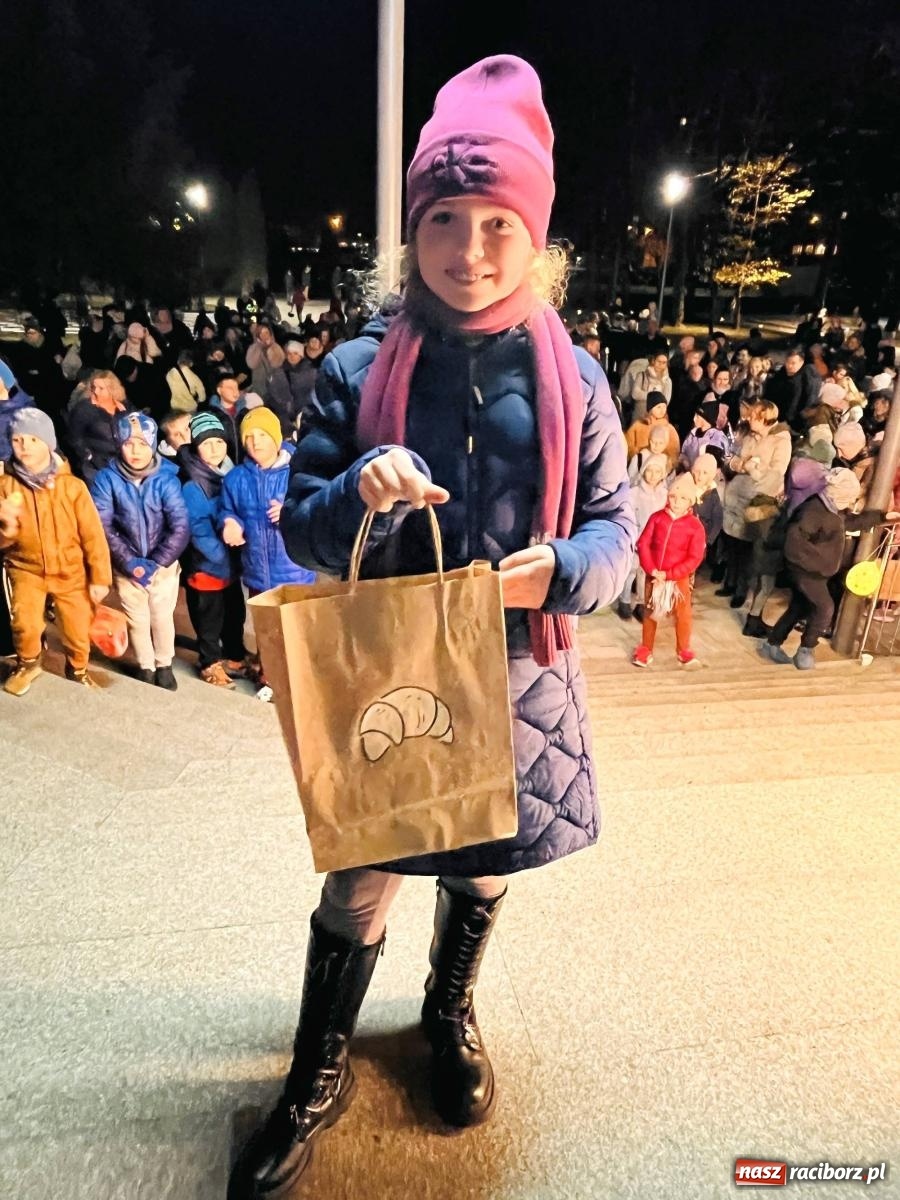 Zdjęcie w galerii na portalu naszraciborz.pl: Tłumy na św. Marcina na Ostrogu. Rozdano pół tysiąca rogalików wiadomości z regionu