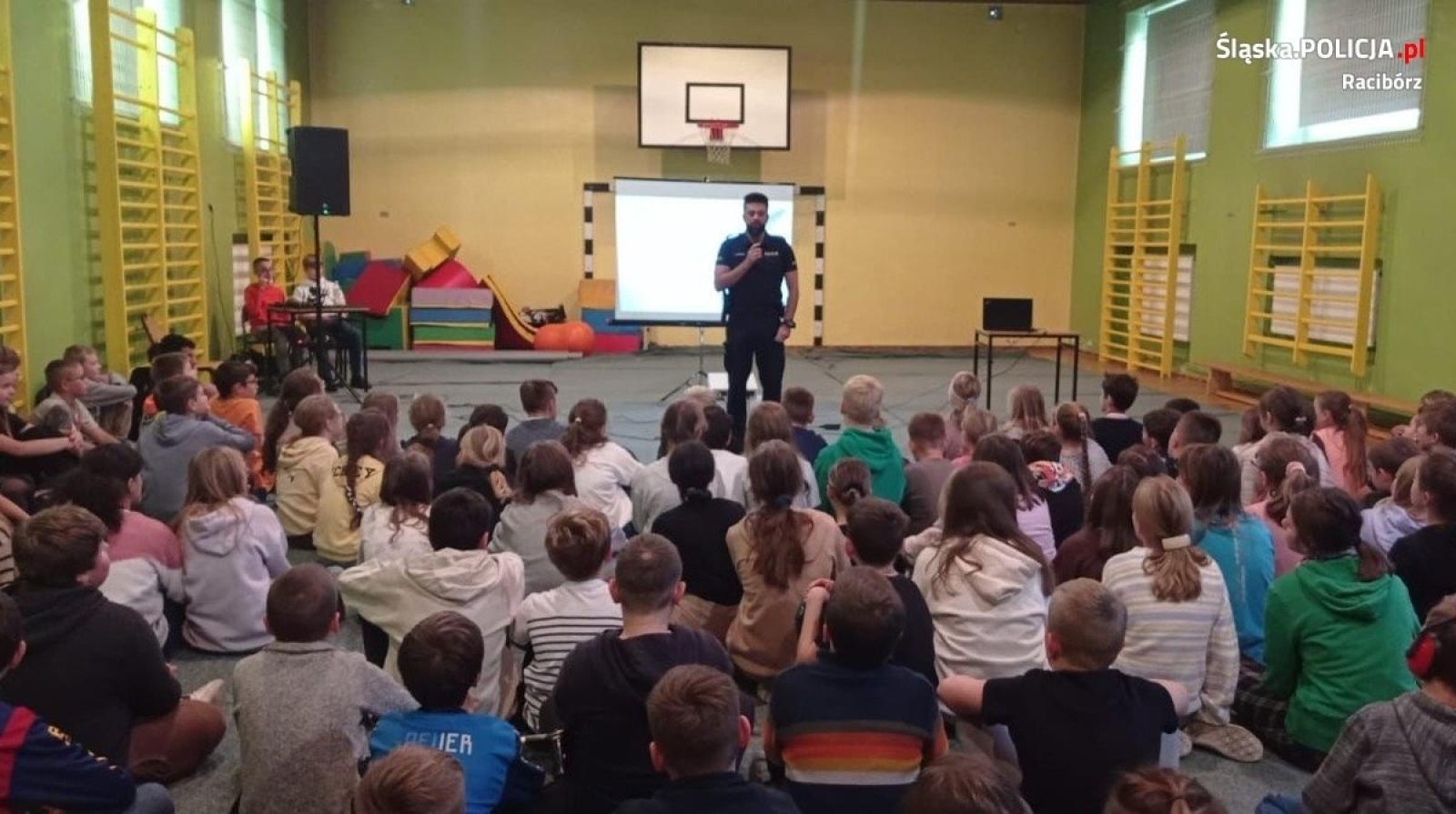 Zdjęcie w galerii na portalu naszraciborz.pl: Ostrożność w Internecie to podstawa wiadomości z regionu