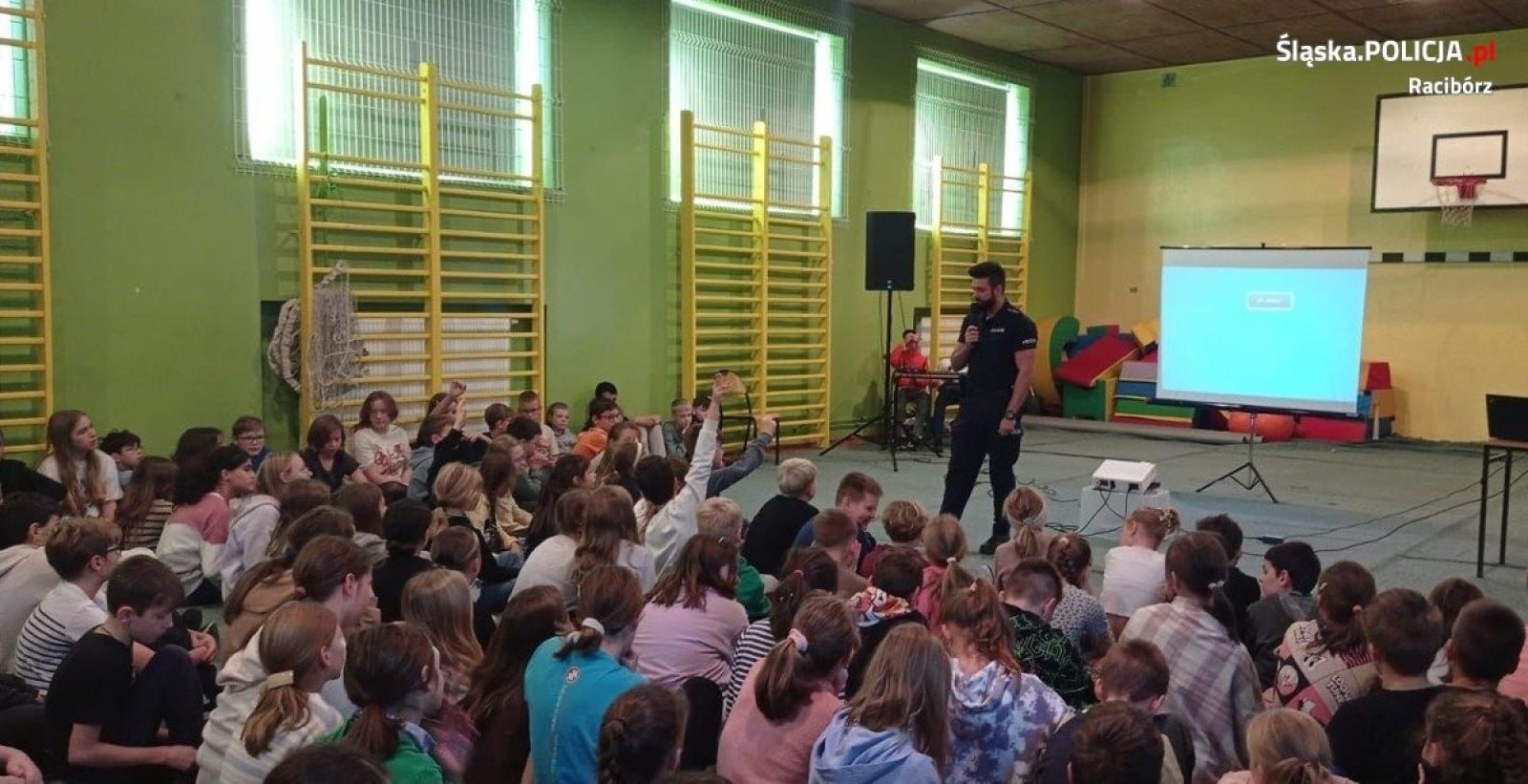 Zdjęcie w galerii na portalu naszraciborz.pl: Ostrożność w Internecie to podstawa wiadomości z regionu