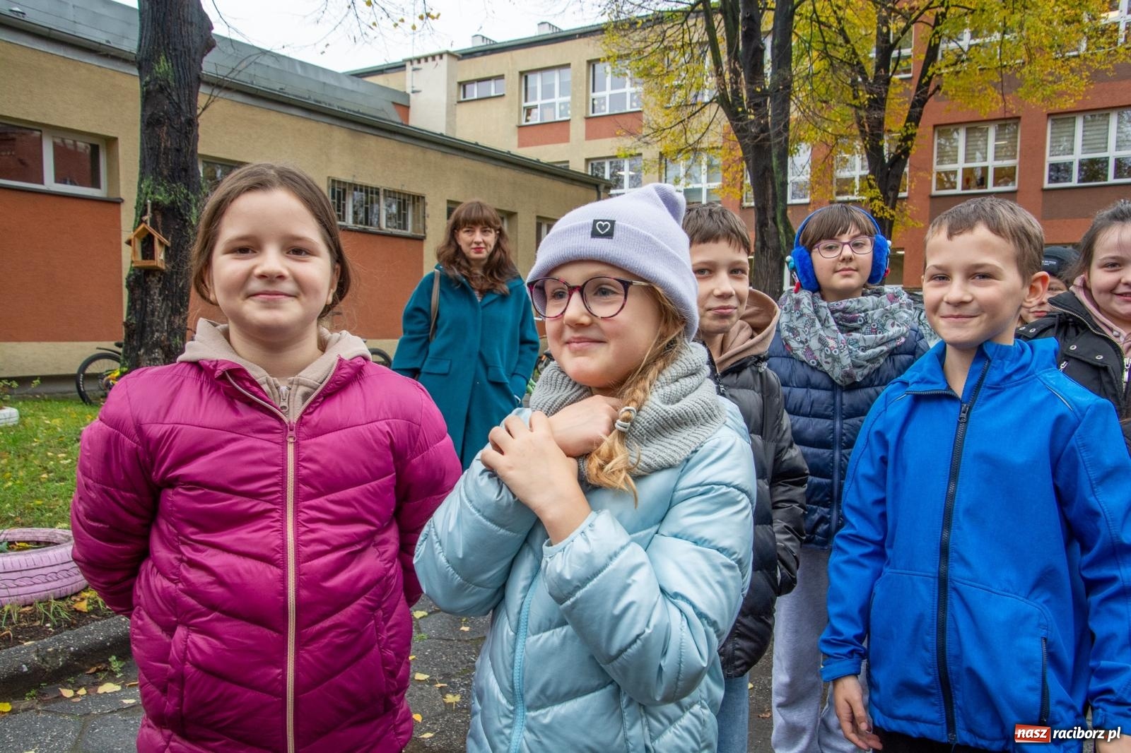 Zdjęcie w galerii na portalu naszraciborz.pl: SP 4 ma ekopracownię pod chmurką ze stacją METEO wiadomości z regionu