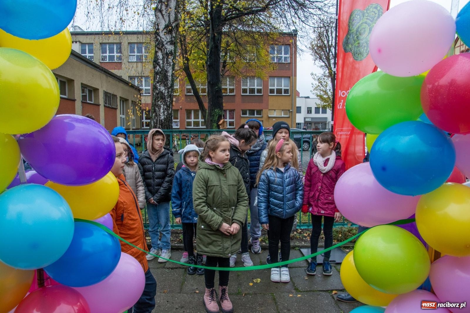 Zdjęcie w galerii na portalu naszraciborz.pl: SP 4 ma ekopracownię pod chmurką ze stacją METEO wiadomości z regionu
